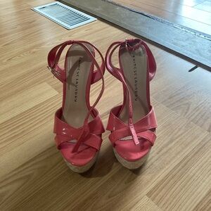 Women’s size 8 Chinese laundry - never worn. Coral w/rattan wicker style midsole